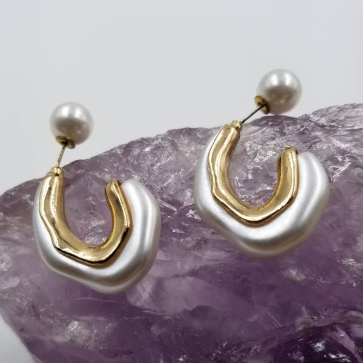 18K Gold Plated Pearl C Hoop Earring_Magnolia_MMJ1343
