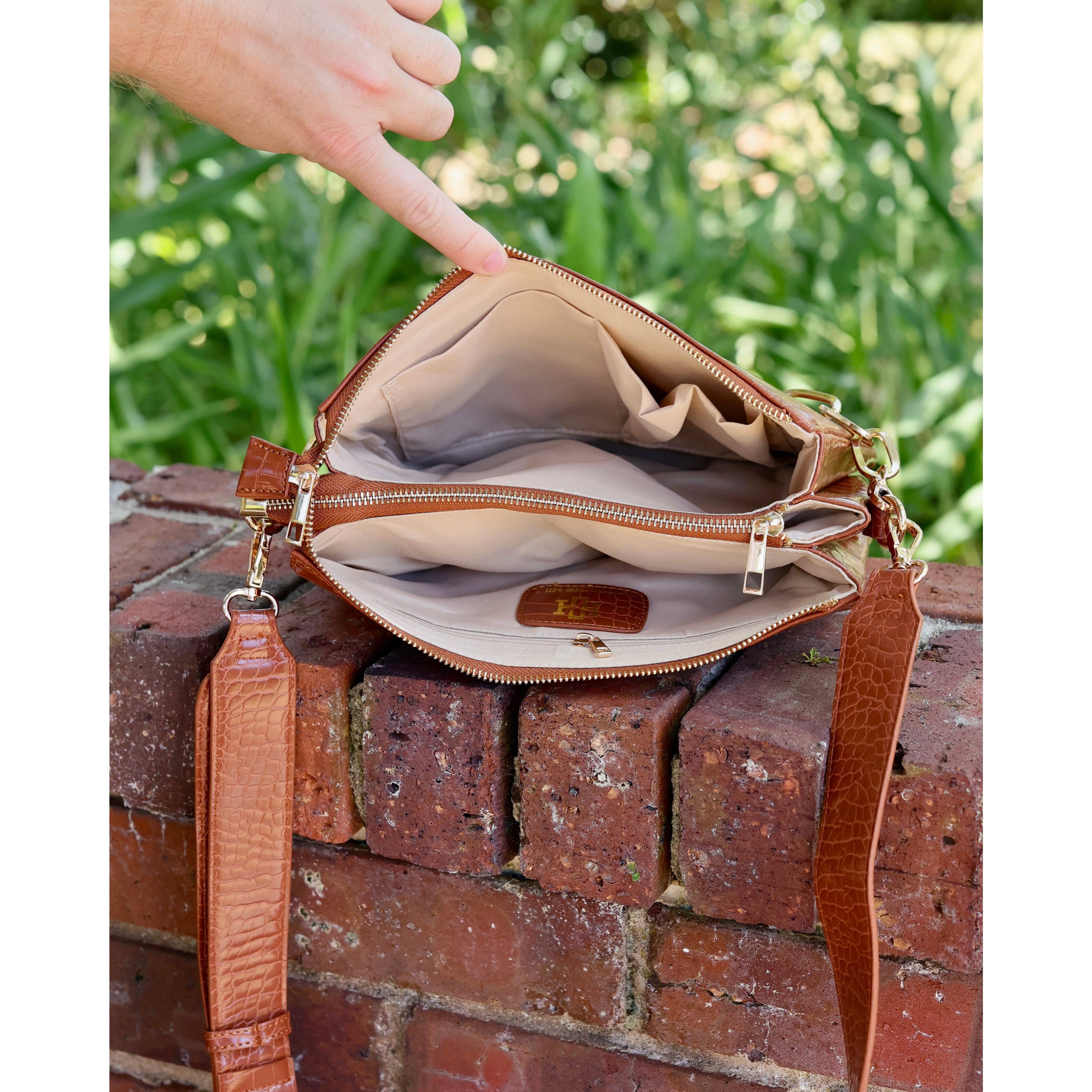 ariana-crossbody-latte-ld_Caroline_Hill_P34519-LATTELD_3