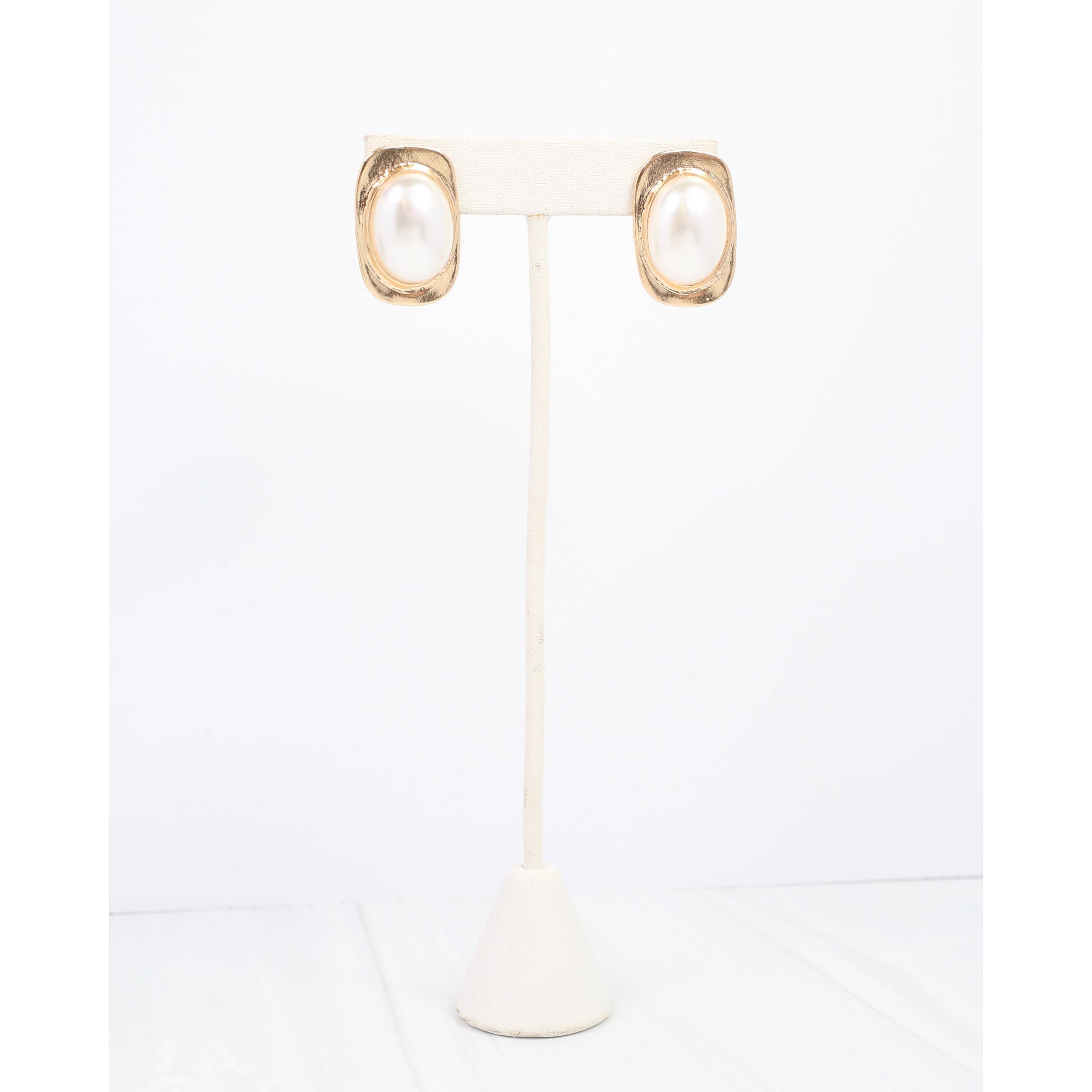 perugia-rectangular-pearl-stud-earring-gold_Caroline_Hill_E40972-GOLD_2